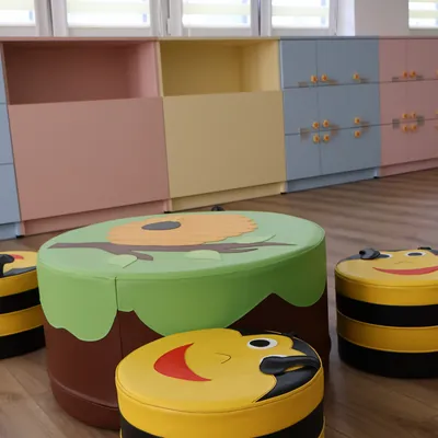 Sala przedszkolna z meblami na wymiar i stolikami dla dzieci