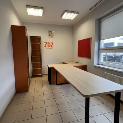 Sala szkoleniowa z meblami na wymiar, stołem roboczym i regałem