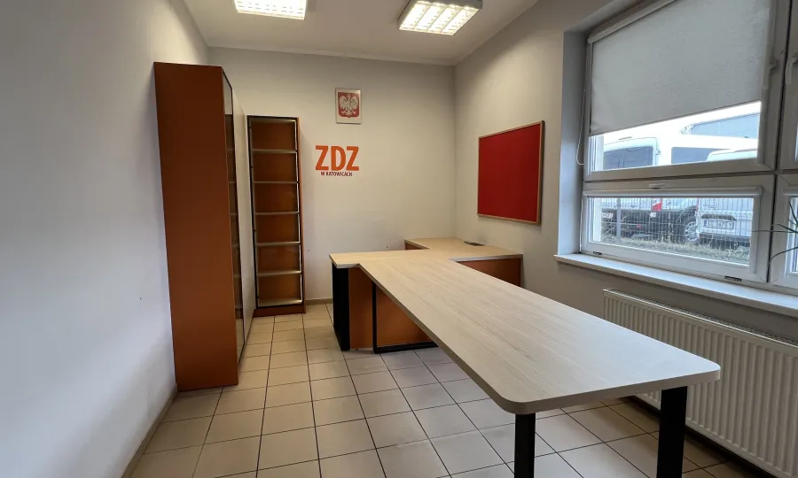 Wyposażenie sali szkoleniowej: stoły i regały na wymiar