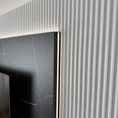 Panel z czarnego marmuru w zabudowie salonu na wymiar