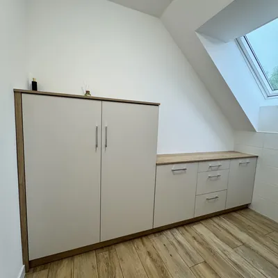 Szafa na wymiar pod skos na poddaszu