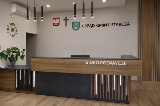 Lada biura podawczego z drewnianym frontem i podświetlanymi lamelami w Urzędzie Gminy Starcza.